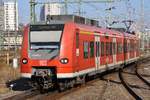 425 814-1 fährt am 16.11.2018 als RE19531 von Karlsruhe Hauptbahnhof in den Stuttgarter Hauptbahnhof ein.