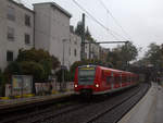 Die Rhein Niers Bahn (RB33) aus Aachen-Hbf nach Heinsberg-Rheinand-Duisburg-Hbf und kommt aus Richtung Aachen-Hbf und fährt in Aachen-Schanz ein und hält in Aachen-Schanz und fährt dann