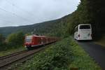 Begegnung von Schienen- und Straßenverkehr in Zwingenberg am Neckar.