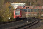 Einfahrt in den Bahnhof Eberbach am Neckar hat hier am Donnerstag den 26.11.2020 der als S2 nach Mosbach Baden fahrende 425  738-2 .