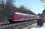 Aus dem Gegenlicht kommt der Triebwagen 425 202-9 Namens  Neustadt an der Weinstraße  in Neckargerach eingefahren als S2 nach Kaiserslautern. 12.2.2021