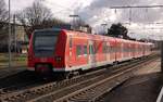 Bei der Einfahrt in Rheydt Hbf ist der 425 075 als RB 33 nach Aachen Hbf im Nachschuß am 2.2.