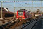 Auf der Fahrt von Lindau-Insel nach Friedrichshafen Stadt erreicht 425 021-3 am 13.03.2022 als RB 93 / 17732 das Ziel (Hinweis: Gesicht des TF stark verfremdet)