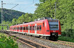 Nachschuß auf den 425 753-1 der als S2 nach Kaiserslautern Hbf hier in Neckargerach an den Bahnsteig Gleis 2 heranfährt.21.5.2022