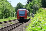 425 718 ist hier im Nachschuß beim Verlassen von Neckargerach zusehen am 17.6.2022