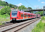 .Ein S1 Zug nach Homburg Saar Hbf steht in Hirschhorn am Neckar am Bahnsteig.