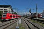 Paralleleinfahrt in den Bahnhof von Friedrichshafen - 425 807-5 auf Rangierfahrt und 1016 007 mit den Wagen des IC 119  BODENSEE  von Dortmund nach Innsbruck am 09.09.2022.