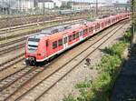 425 148 und ein weiterer ET 425 fuhren am 10.7.13 aus Kufstein kommend nach München Hauptbahnhof ein. Aufgenommen von der Hackerbrücke aus.