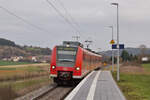 Bei meinem letzten Besuch im Jahr 2018 gab es hier lediglich einen Schotter-Grasbahnsteig. Am 29.01.2023 erreicht 425 046 als RB 89 Donauwörth-Aalen den modernisierten Haltepunkt Hoppingen. Auf Grund von Fahrzeug- und Personalmangel sind dem Quietschie neben Silberlinggarnituren mit 140/143 noch einige Monate auf der Riesbahn  vergönnt . 