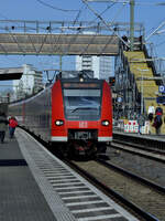 BR 425 603 6 der Deutschen Bahn am 02 . März in Bonn Beuel auf Gleis 1 , eingesetzt auf der Linie
RB 27 nach Koblenz.
