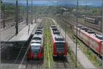 Blick durch das Sicherheitsgitter: 4024 072 wartet als RB 5111 nach Innsbruck Hauptbahnhof, auf die Abfahrt.