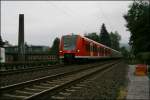 426 516/016 und 425 071/571 fahren als RE16 (RE 29684)  RUHR-SIEG-EXPRESS  nach Essen.