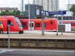 612-135 Richtung Mainz Hbf auf Gleis 16 und unbekannter 425er-Triebzug ( Generation Zugkunft - Das Saarland in Bewegung ) auf einem Betriebsgleis im  Saarbrcker Hauptbahnhof - im Hintergrund: