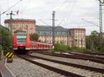 425 208-6 fhrt mit einem Schwesterfahrzeug als S 2 Eberbach - Kaiserslautern Hbf am Mannheimer Schlo vorbei.