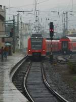 Sch.....Wetter.425 568-3 erreicht als RE11389 aus Mnchengladbach den Bahnhof Koblenz.Der Zug wird nach einem kurzem Aufenthalt als RB11928 nach Kln Messe/Deutz weiterfahren.