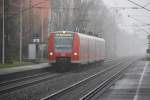 Der Triebwagen 425 536-0 als RB69 von Mnster nach Bielefeld beim Zwischenstop in Isselhorst-Avenwedde am 06.12.2008. Interessant ist, das wir hier einen DB-Zug haben, da die Linie der RB69/RB89 sonst nur von der NordWestBahn und deren Talent und Flirt-Triebwagen gefahren wird.