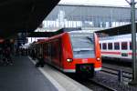 Der Kurzzug 425 730/230 steht am 17.04.09 als S2 (Kaiserslautern Hbf-Mosbach(Baden)) in Heidelberg Hbf abfahrbereit und es war gerade   Triebfahrzeugfhrerwechsel und dann Ging es weiter richtung
