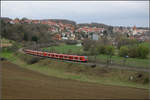 Regionalbahn -    Eine Doppeltraktion zweier Triebzüge der Baureihe 425 unterwegs im Lonetal zwischen Lonsee (Ort im Hintergrund) und Urspring.