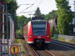 425 593/093 und 425 037/537 fahren gemeinsam als RE8(11325) in Pulheim ein.