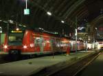 425 043 und weiterer 425 warten am Abend des 15.8.2009 im Frankfurter Hbf auf die Abfahrt nach Marburg