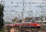 Ein Quitschi und die RE1 nach Aachen mit 146 014 im Klner Bahnhofsvorfeld.