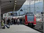 Alltagsszene mit Quitschie am Bahnsteig in Koblenz.