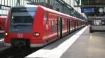 Im Stuttgarter Hbf sind 425 305-0 und 425 311-8 noch zusammengekoppelt, spter wird ihr RE getrennt, 18.04.10