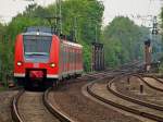 Quitschie 425 572-5 am 14.05.2010 von Aachen kommend auf dem Weg nach Duisburg bei der Einfahrt in den Herzogenrather Bahnhof.