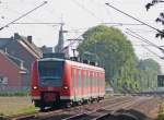 425 072-6 als RB33 (11061) aus Duisburg nach Aachen am Km 29.0 kurz vor dem Bahnhof Geilenkirchen, 22.5.10