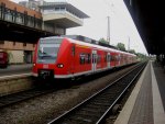 Eine Br 425 bei der Einfahrt in den Hauptbahnhof von Trier.