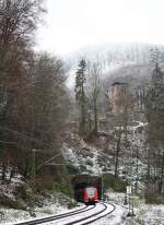 425 738-2 fhrt als S1 Richtung Osterburken aus dem Hinterburgtunnel bei Neckarsteinach aus.