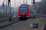 425 574-1 fhrt in den Bahnhof Mnchengladbach ein, Ziel der Fahrt der RB33 ist Duisburg Hbf.