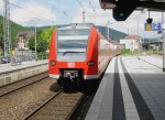 Die 425-229-2 fuhr am 29.05.2010 von Homburg (Saar) Hbf nach Osterburken. Sie fhrt gerade den Bahnhof Neckargemnd auf Gleis 2 aus.