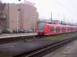 Die  Rhein-Niers-Bahn  RB 33 fhrt bei Nebel in Krefeld Hbf ein.