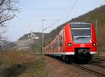 425 762 als Regionalexpress RE1 nach Heilbronn vor der Kulisse von Burg Hornberg kurz vor Erreichen des Haltepunkts Hamersheim am 25.03.2011