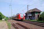 Triebwagen 425 063 ist auf dem Gegengleis von Wickrath nach Rheydt unterwegs, wegen Gleisbauarbeiten.