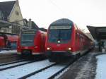 RE von Mainz mit einer 218er am 30.1.2006 in Worms Hbf daneben 425-109 nach Mannheim Hbf.