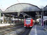 425 069 steht mit der RB 33 und unter dem Mittelteil der Bahnsteighalle Abfahrbereit nach Duisburg (19.11.2011)