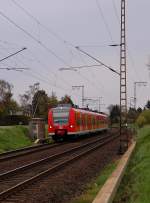 An der Strae Am Klingelsberg in Wickrath kommt die RB33 am Abend des 17.4.2012 gen Aachen gefahren.