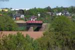 425 302-7 berquert als RE 19571 (Stuttgart-Freudenstadt) den Kbelbachviadukt. Aufgenommen mit viel Tele vom Feldweg neben dem Stockerbachviadukt. Aach bei Dornstetten, 17.05.2012.