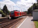 Als RE8 nach Mnchengladbach kommt der 425 054 in den Bahnhof Stommeln eingefahren, gerade kreuzt er den B Bahnhofstrae an diesem Sonntag den 17.Juni2012.....stimmt da war ja noch was am 17.