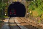 Am Tunnelausgang in Binau ist der 425 705-1 an seinem Spitzenlicht  zu erkennen.....kurz bevor er das Licht des hellen Tages wieder erblickt, um gleich hinter dem Tunnel im Bahnhof Binau zu halten.