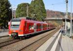 Neckargerach Gleis 1 soeben ist der Triebwagen 425 723-4 eingefahren und macht sich auf nach Osterburken....18.11.2012