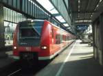 Eine 425 steht im Sommer 2012 im Stuttgarter Hbf zur Abfahrt als RB nach UlM hbf bereit.