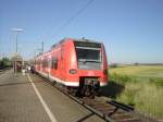 425 126 als RE Treuchtlingen - Augsburg bei einem Zwischenhalt in Otting-Weilheim.