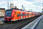 425 592-3 RB48 beim Halt im Bf Sechtem - 15.12.2012