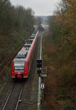 Soeben hat der RE8 Zug die Brcke am Gotzweg hinter sich gelassen.