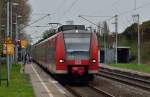 425 100-5 am Bahnsteig in Jchen. Es ist ein RE8 Zug nach Mnchengladbach. 21.4.2013