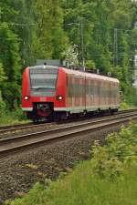 Aus Anrath kommend ist der 425 571-1 hier kurz vor Forstwald als RB33 nach Duisburg zu sehen.18.5.2013