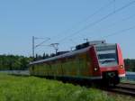 425 110 quietscht am 28.05.13 durch den Sommer bei Waghusel, Richtung Karlsruhe! Was soll die Hand vom Tf bedeuten? Ein Gru oder eher ein Fotografenschutz? :)